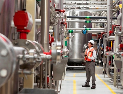 Kỹ thuật viên PTG mặc đồ bảo hộ chuyên dụng xử lý sự cố rò rỉ NH3