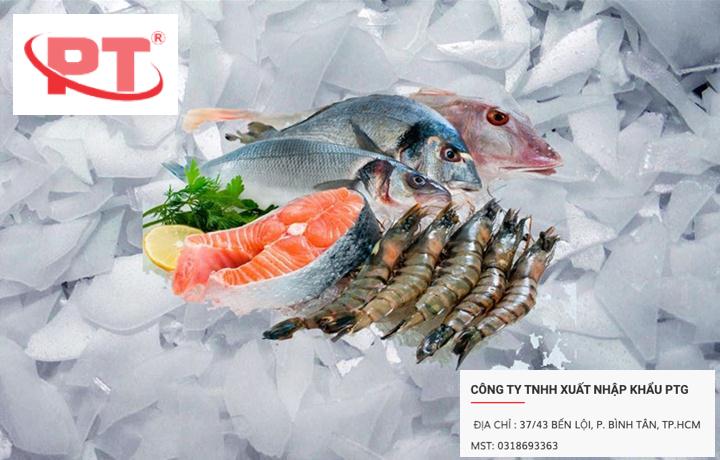 Đá vảy phủ kín bề mặt cá hồi giúp bảo quản tươi ngon