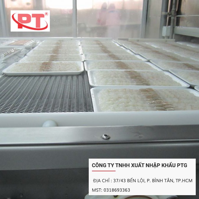 Cấu tạo bên trong máy tái đông gồm băng tải lưới và dàn lạnh công nghiệp